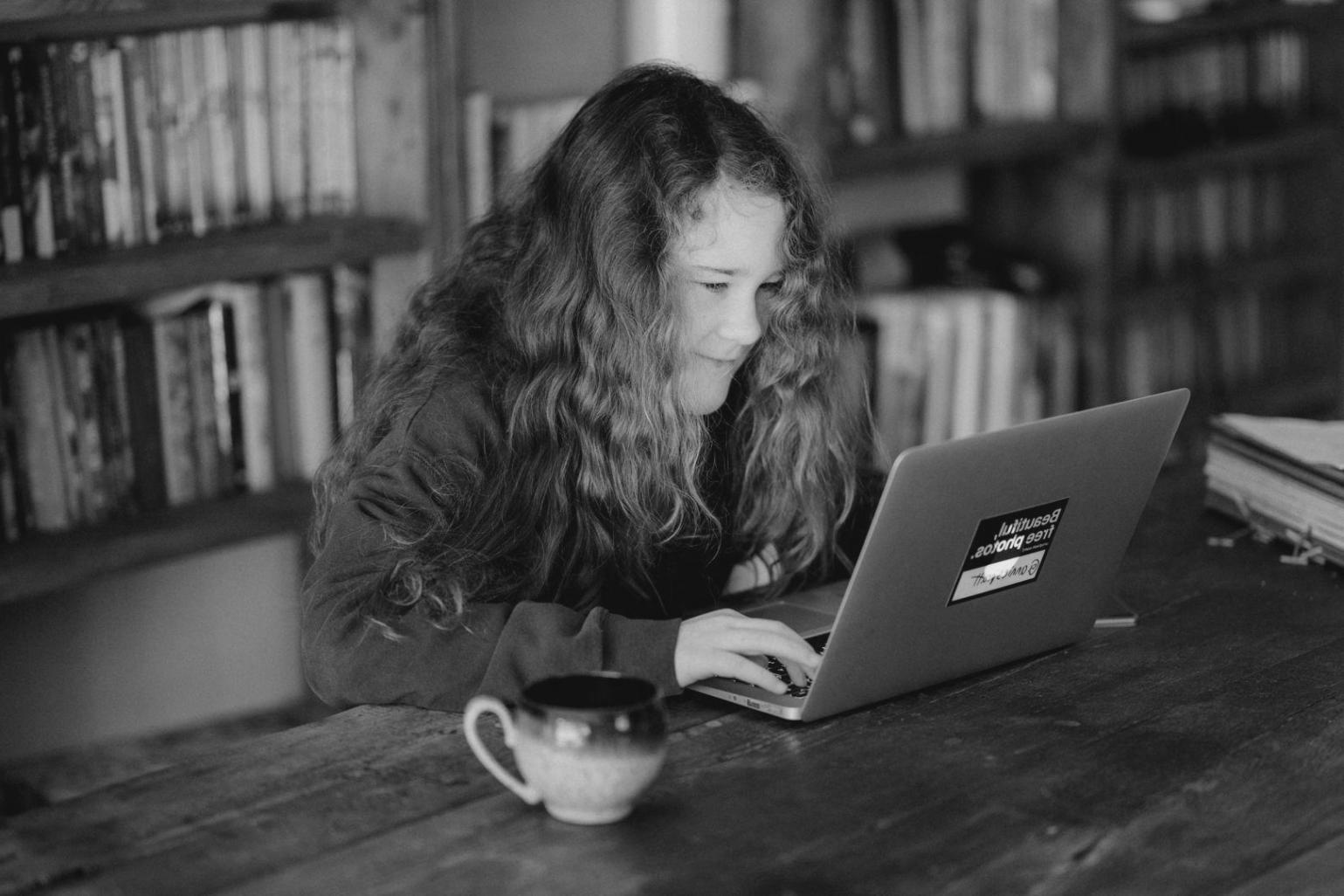 Professionelle Budgetanalyse am Arbeitsplatz mit modernen Finanztools