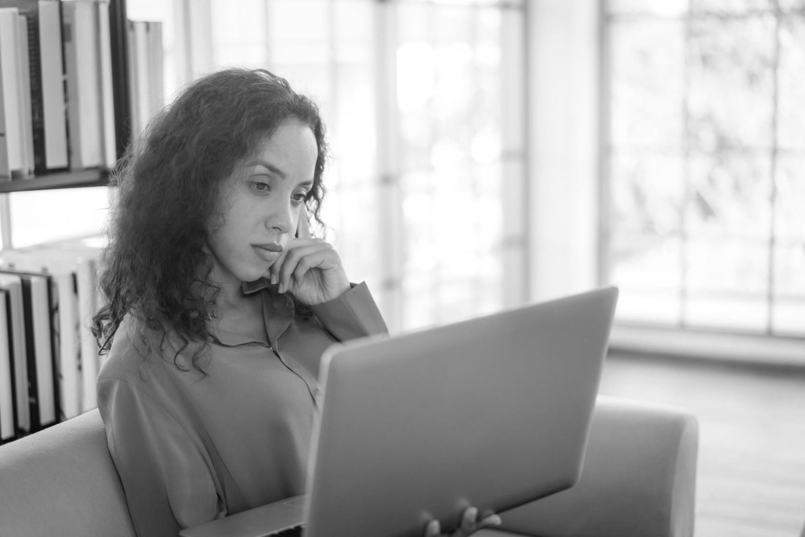 Blick in unser Münchener Büro mit Arbeitsplätzen und Finanzanalysesoftware